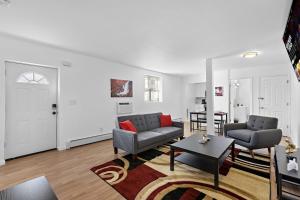Un televizor și/sau centru de divertisment la Cozy Family Getaway - NYC & NWK with free parking