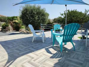 2 sillas, mesa y sombrilla en el patio en Villa del Marinaio, en Mazara del Vallo 78 fotos más