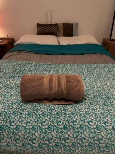 メキシコシティにあるHabitación en departamento a una cuadra de REFORMA Centro Históricoの寝室の床にタオルが敷かれたベッド