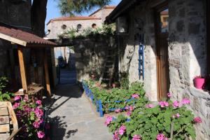 a building with flowers on the side of it at Denizkızı Sevilay Pansiyon in Ayvalık +46 photos