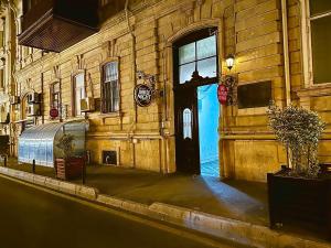 un edificio con una puerta azul en una calle en Hostel Baku Night, en Baku