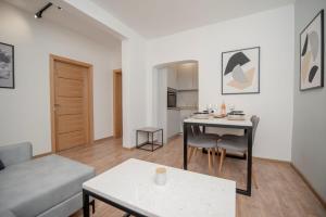 Η κουζίνα ή μικρή κουζίνα στο Azzurro Apartments with Swimming pool & Jacuzzi