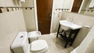 Et badeværelse på Hotel Corbel Superior by bund