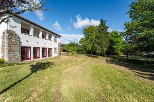 ein leerer Hof vor einem Gebäude in der Unterkunft Casa das Pintoras Garden and Pool in Vila Praia de Âncora