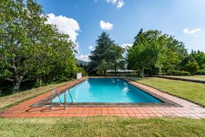 ein Swimmingpool mitten in einem Hof in der Unterkunft Casa das Pintoras Garden and Pool in Vila Praia de Âncora