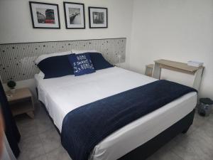 Voodi või voodid majutusasutuse Habitacion con sulay a 10 minutos del aeropuerto punta del este tocumen toas +1 foto