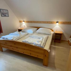 een groot bed in een kamer met 2 kussens bij Morgenröte an der See in Fehmarn