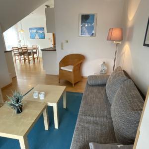 een woonkamer met een bank en een tafel bij Morgenröte an der See in Fehmarn
