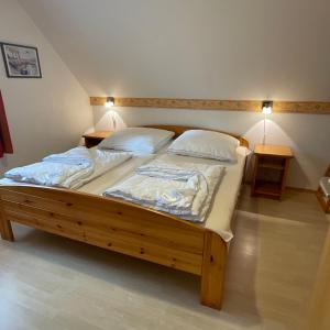 een groot bed in een kamer met 2 kussens bij Morgenröte an der See in Fehmarn