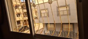 萨伊迪耶Appartement的享有大楼景致的窗户