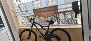 萨伊迪耶Appartement的停在阳台窗户旁的自行车