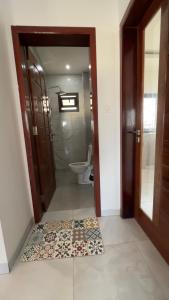 ダカールにあるCozy ROofTop Studio Apartment Near Almadiesのギャラリーの写真