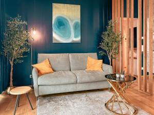 a living room with a couch and a table at KAISER LODGE - AlpenLuxus Collection in Vienna