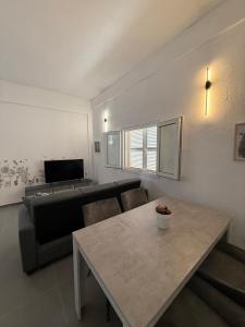 Un televizor și/sau centru de divertisment la Apartamento para 6 en playa den bossa