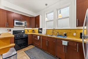バークレーにある#Urban Elegance 3BR With Parking Near UC BART & Downtownのキッチン(木製キャビネット、シンク、コンロ付) +72枚の写真