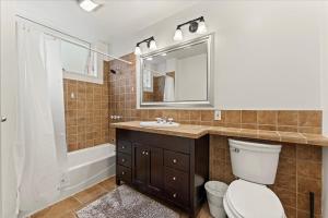 バークレーにある#Urban Elegance 3BR With Parking Near UC BART & Downtownのトイレ、洗面台、鏡のあるバスルーム