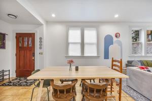バークレーにある#Urban Elegance 3BR With Parking Near UC BART & Downtownの木製のテーブルと椅子のあるリビングルーム