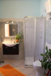 La salle de bains est pourvue d'une douche et d'un lavabo. dans l'établissement B&B Is Janas E5391, à Fordongianus