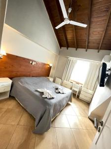 Un dormitorio con una cama con dos toallas encima. en Brisa Marina Apart Hotel, en Pinamar