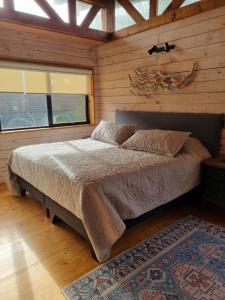 a bedroom with a bed in a wooden room at Morros del Pacífico in Chacurra