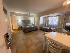 una habitación de hotel con una cama y una mesa en Brisa Marina Apart Hotel, en Pinamar