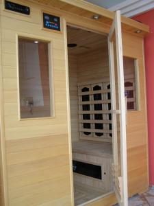 una sauna con ventana en una casa en Hotel Wellness & Spa Angelo Gabriel, en Petrovac na Moru