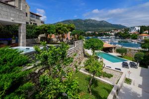 een afbeelding van een villa met zwembad bij Apartments Kralj Ana in Cavtat
