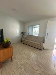 Μια τηλεόραση ή/και κέντρο ψυχαγωγίας στο Casa em Cabo Frio - piscina e churrasqueira, 02 quartos