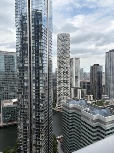 a view of a city skyline with tall buildings at Stunning Canary Wharf apartment City view in London