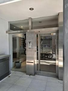 an open door of a building with a car in the window at Depto moderno en pleno centro in Rosario +5 photos