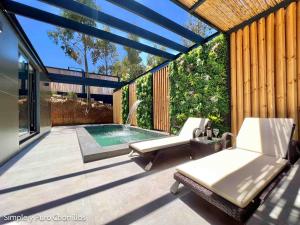 un patio con 2 sedie e una piscina di Simple y Puro Chorrillos a Navidad