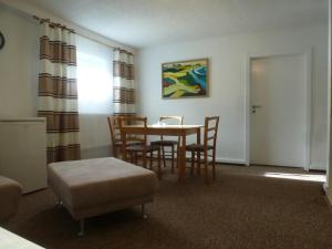 Un comedor con mesa y sillas en Ferienwohnung Wieker Bodden, en Dranske