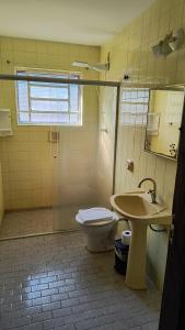 une salle de bain avec toilettes, lavabo et douche dans l'établissement Pousada LA VIVIAN, à Serra Negra 35 autres photos
