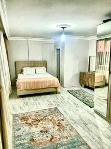 ein Schlafzimmer mit einem Bett und einem Teppich auf dem Boden in der Unterkunft Ahmet Teacher's villa is 6 minutes from Istanbul airport in Arnavutköy + 21 Fotos