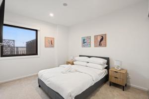 Ένα ή περισσότερα κρεβάτια σε δωμάτιο στο Stylish 2-Bed Townhouse with Balcony