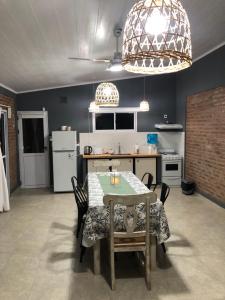 een eetkamer met een tafel en stoelen in een keuken bij Quinta Mi Quincho in San Pedro