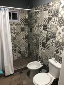 een badkamer met toilet en douche bij Quinta Mi Quincho in San Pedro