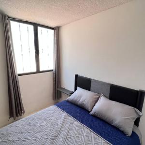 a bedroom with a bed with a large window at Casa en Tehuacán Se puede facturar in Cedro