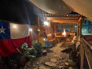 a room with an american flag on the wall at Hostal Perro Watón in Valparaíso