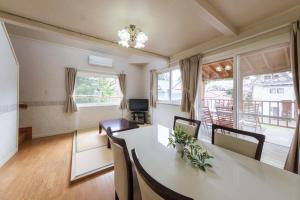 - un salon avec une table à manger avec des chaises et une salle à manger dans l'établissement Shakunagedaira Rental cottage - Vacation STAY 18464v, à Numanokura