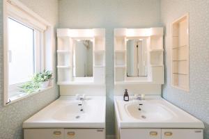 une salle de bain avec deux lavabos et deux miroirs dans l'établissement Shakunagedaira Rental cottage - Vacation STAY 18464v, à Numanokura