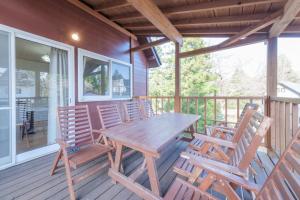 une table et des chaises en bois sur une terrasse dans l'établissement Shakunagedaira Rental cottage - Vacation STAY 18464v, à Numanokura