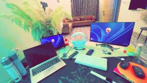 ムルターンにあるDisco Seller Spiritのノートパソコン2台とキーボードが置かれた机