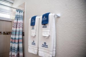 un grupo de toallas colgadas en la pared del baño en Top Bay Apartments - All 5 Units, en Montego Bay 107 fotos más