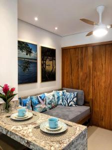 イタカレにあるResidencial Praça da Mangueiraのリビングルーム(ソファ、テーブルの上に2皿付)