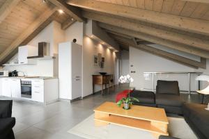 een woonkamer met een bank en een tafel bij Italian Lakes Apartment 14009 in Lesa