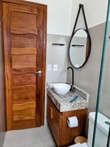 イタカレにあるResidencial Praça da Mangueiraのバスルーム(木製のドア、シンク付) +53枚の写真