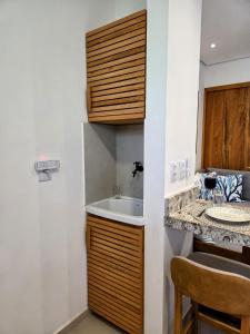 イタカレにあるResidencial Praça da Mangueiraのバスルーム(シンク、カウンター付)