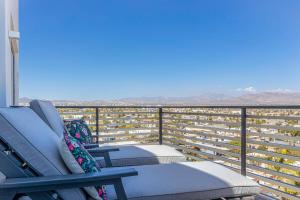 balcone con 2 sedie e vista sulle montagne di Cabo Penthouse Rooftop Pool Walk to Marina a Cabo San Lucas