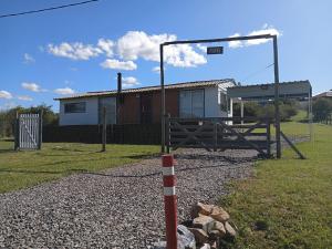 a basketball hoop in front of a house at Runa, Marcos de los Reyes villa serrana in Minas